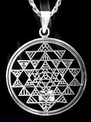 Metallinen amuletti, joka houkuttelee onnea riipuksen muodossa