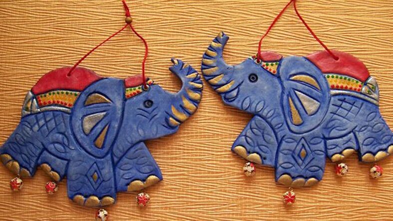Suolataikinasta valmistettu norsu amuletti