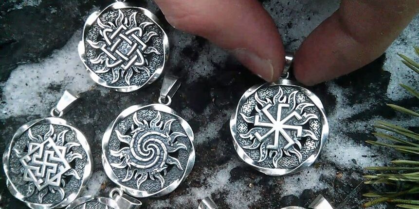 Varallisuutta houkuttelevat slaavilaiset amuletit hopeasta